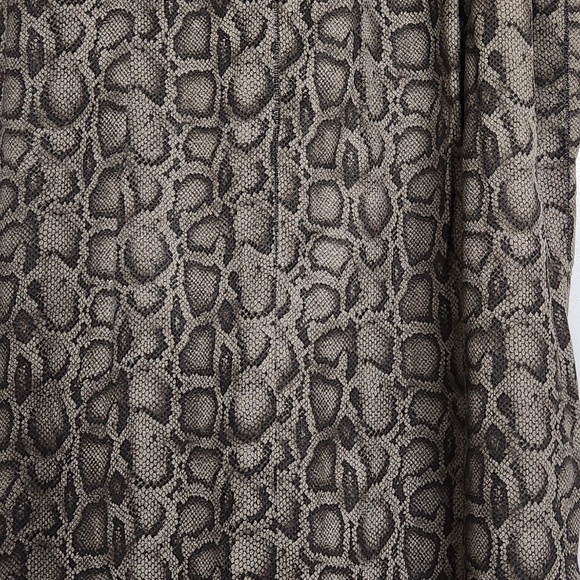 Snakeskin skirt with cute front split. - Picture 5 of 5